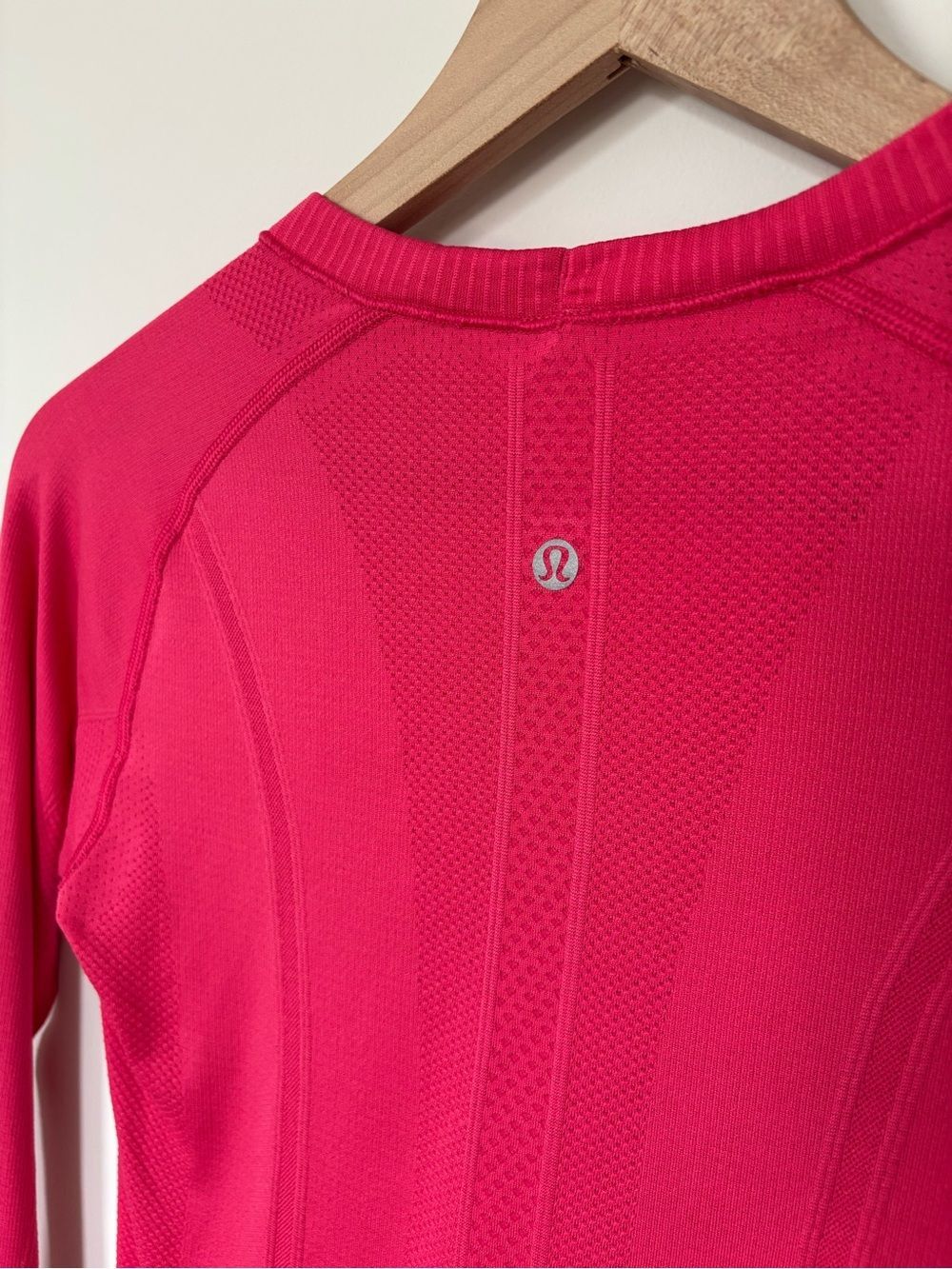Lululemon Hot Pink Long Sleeve Workout Running Top With Thumb Holes Size 6 - Picture 2 of 5